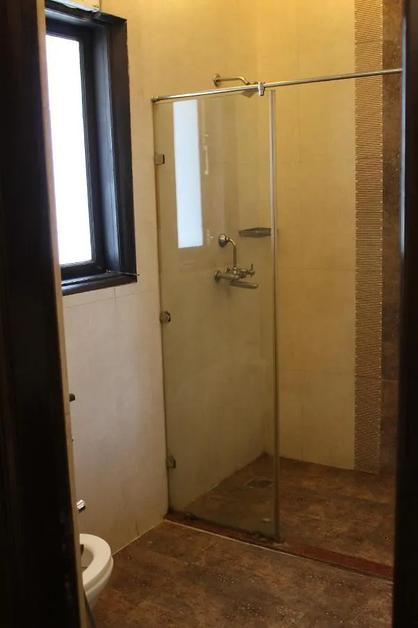 Hotel De Luxe Gurgaon